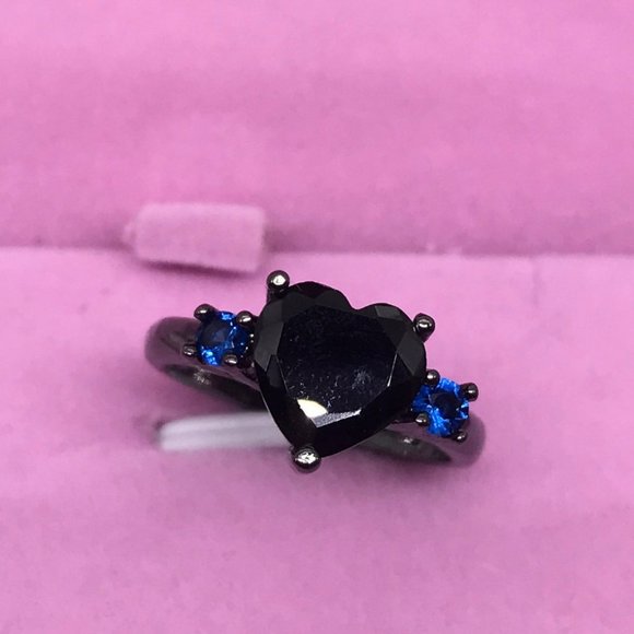 Black Heart Ring - Picture 2 of 4